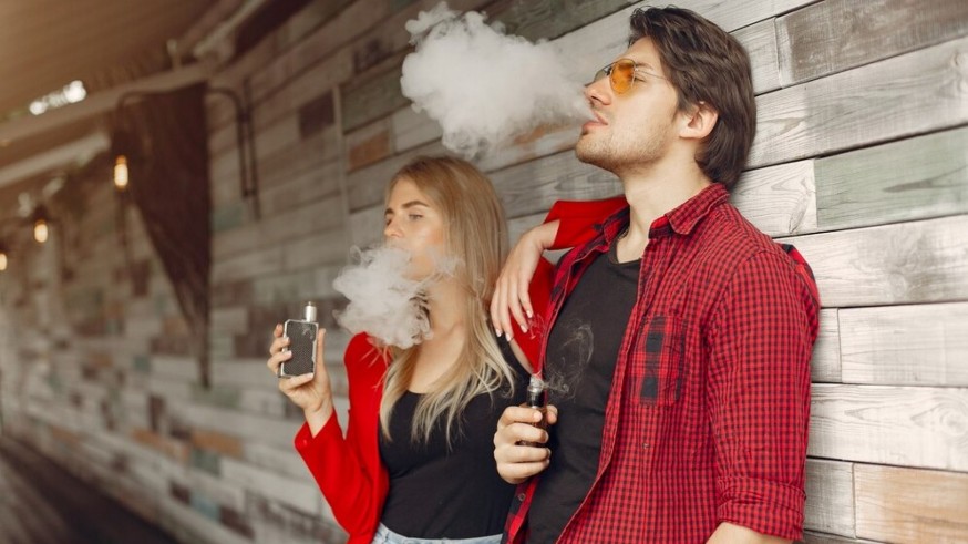 Imagen de dos chicos vapeand