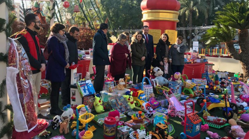 Entrega de juguetes en el Gran Árbol de Navidad