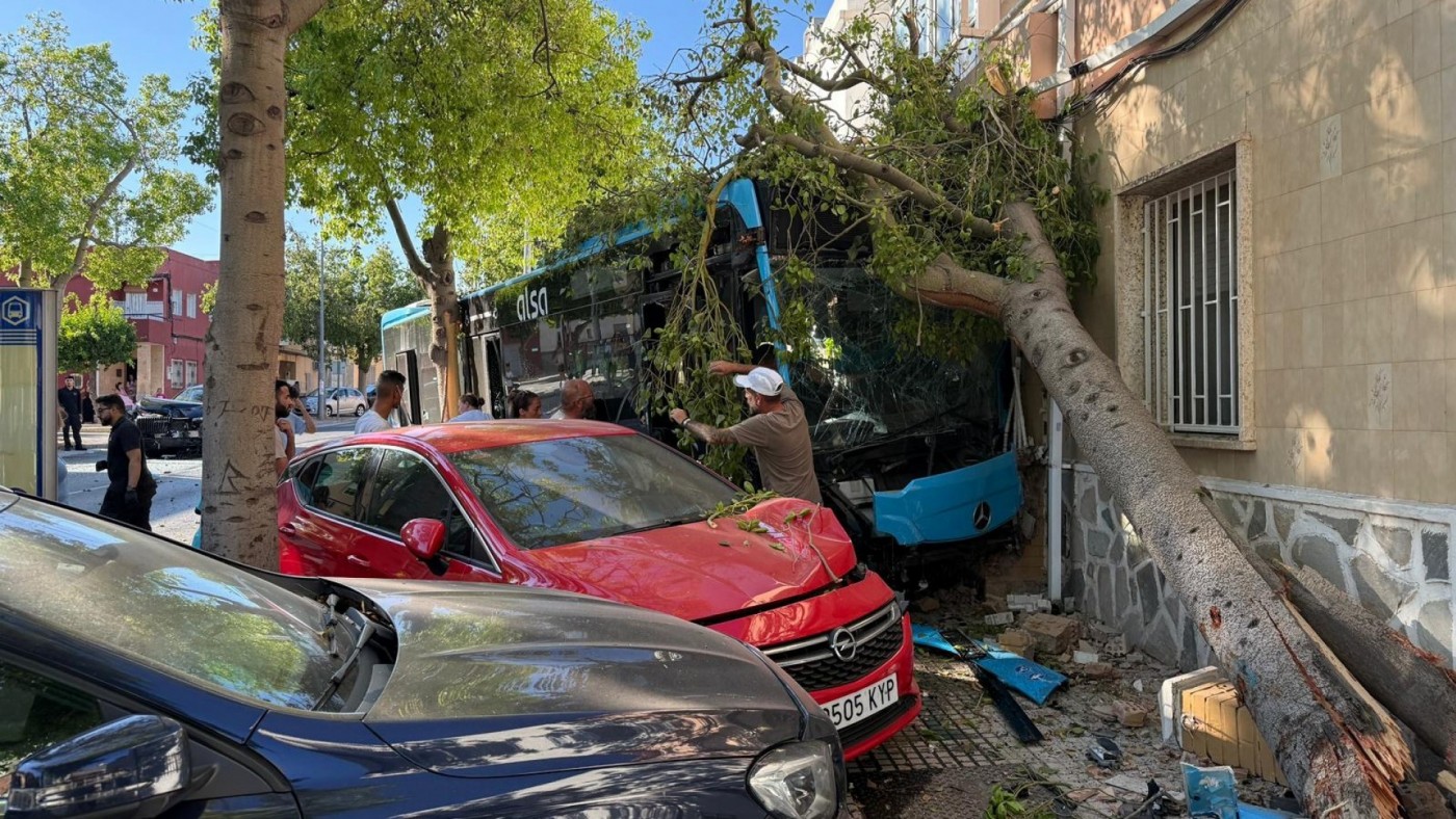 Un autobús acaba empotrado contra un edificio en Cartagena tras una colisión