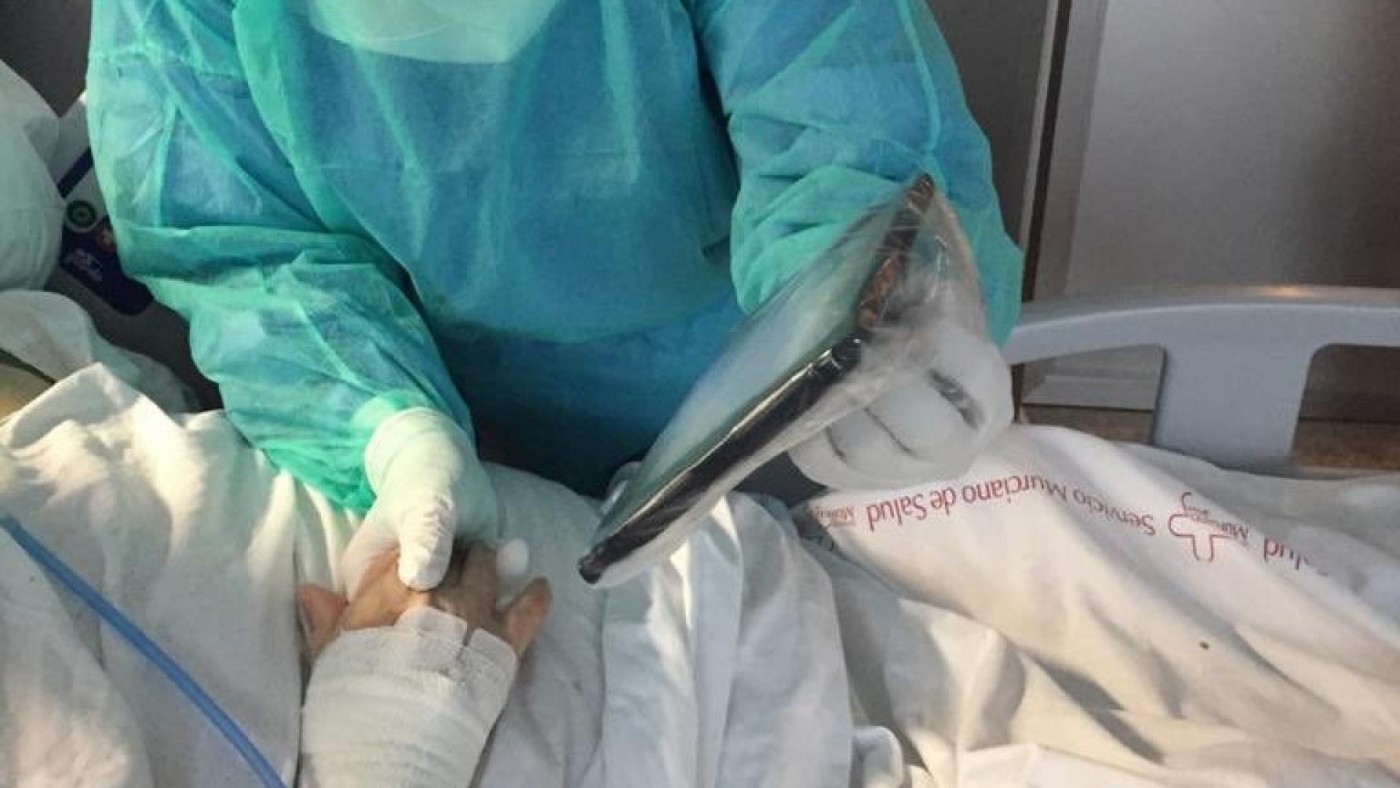 Videollamada a un paciente en el hospital.