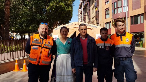 Lola Sánchez y efectivos de Protección Civil, junto al Hospital de Campaña de la Glorieta de Murcia