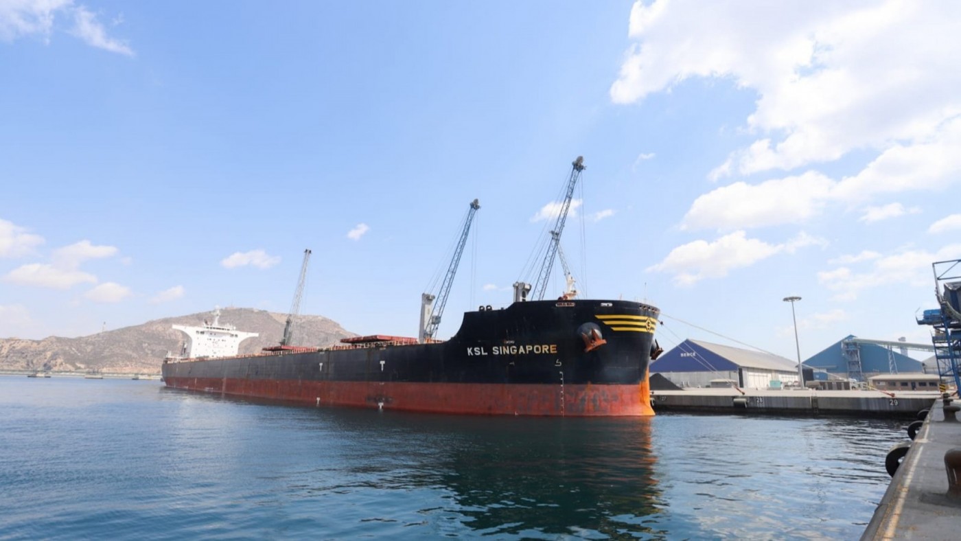 Un buque granelero de 292 metros de eslora obliga a reordenar la operativa del puerto de Cartagena