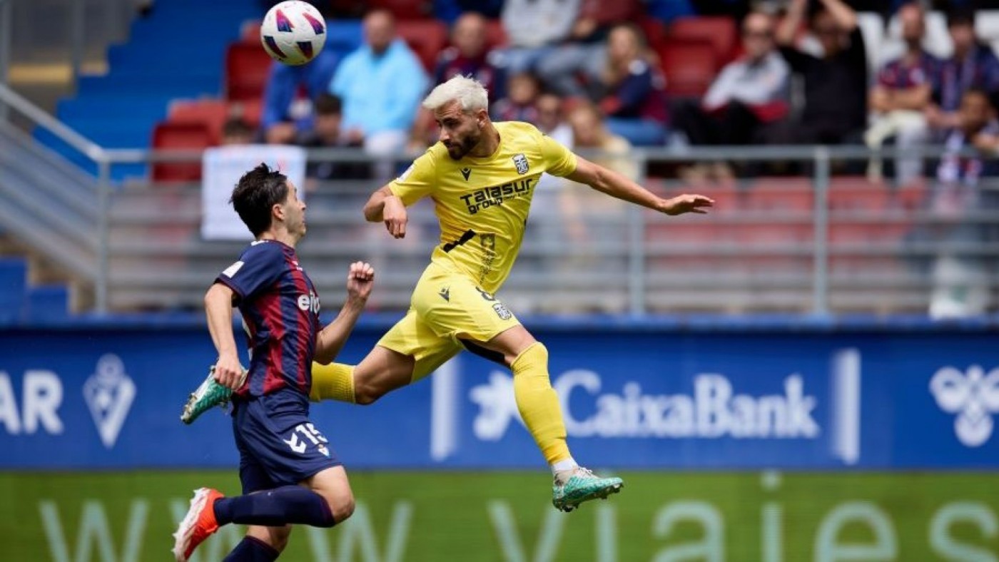 Un Cartagena respondón se vuelve de vacío de Eibar (1-0)