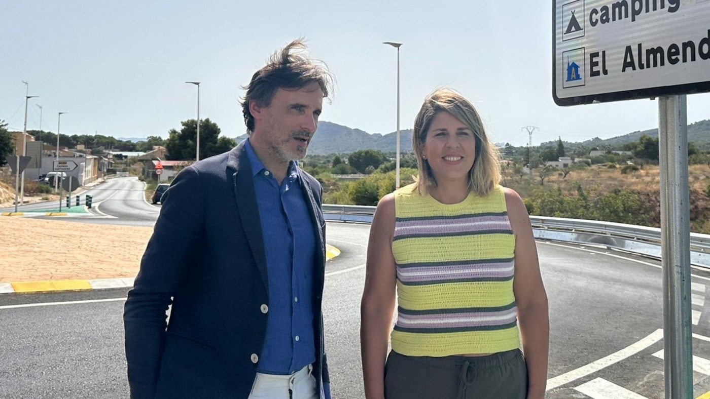 La nueva glorieta en el acceso a la playa del Portús suprime giros peligrosos