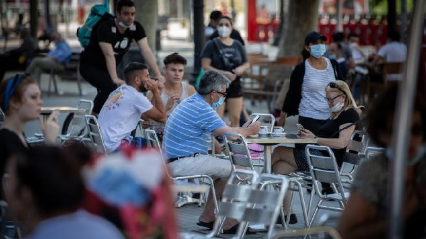 Varias personas disfrutan en la terraza de un bar. EP