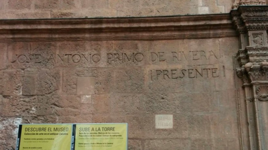 El Obispado tiene tres meses para borrar la inscripción falangista de la Catedral de Murcia