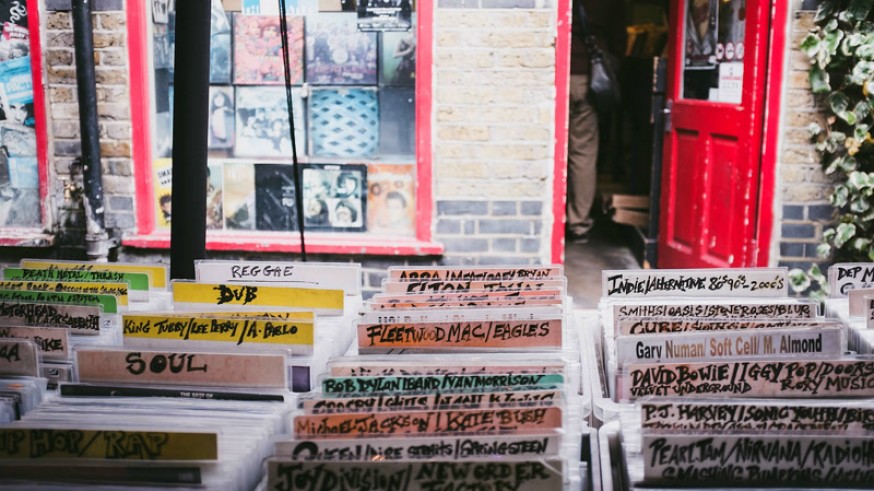 Tienda de discos y cajones de vinilos