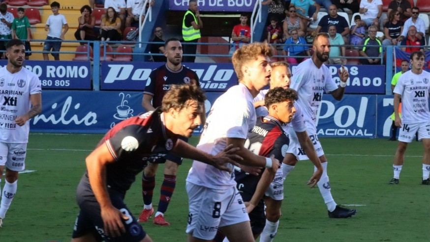 El Extremadura desquicia al Yeclano (2-3)