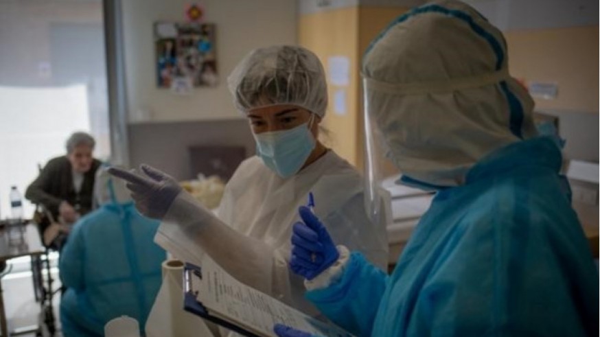 Sanitarios revisan pruebas de coronavirus
