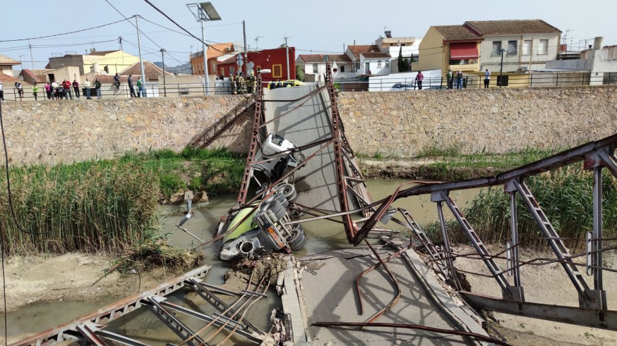 La hormigonera cayó al río Segura tras el desplome del puente