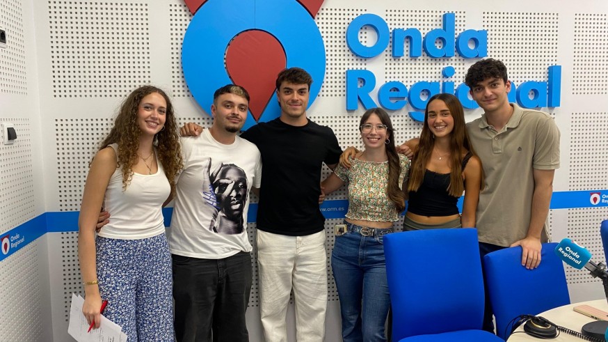 La trastienda del acorde. Los becarios de Onda Regional se despiden de las ondas tras resolver un reñido desempate musical