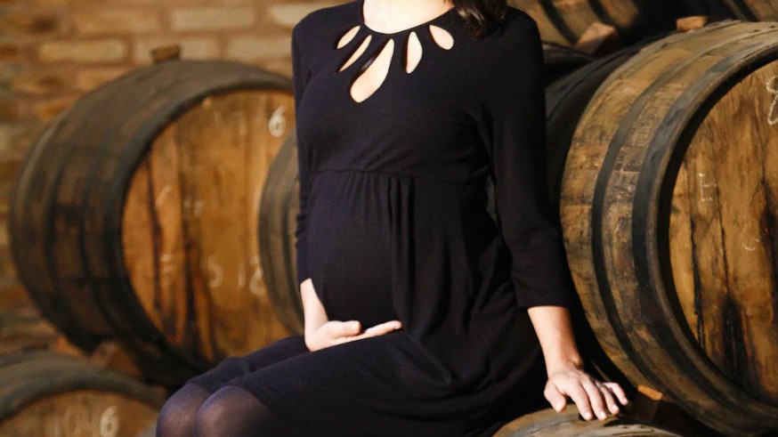 Mujer embarazada y barriles