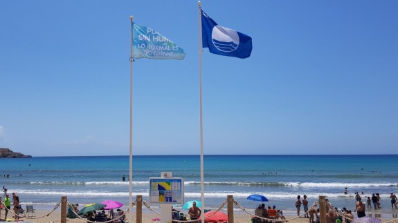 La Azohía acoge la primera playa sin humos de Cartagena
