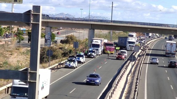 Fuertes retenciones de tráfico en la A-7 en Murcia debido a una colisión entre varios vehículos