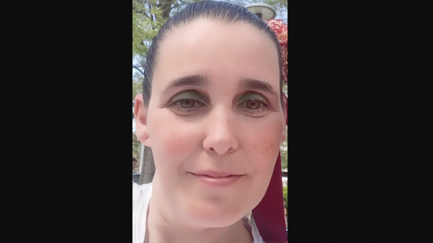 Artesanos de Murcia. Rosy Barba: El arte de capturar la eterna primavera en cualquier superficie