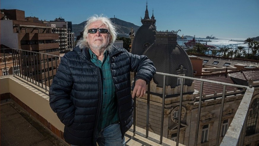 Hablamos con el poeta cartagenero Antonio Marín Albalate, que ha puesto letra a la canción 'Tú y tu luz' de Ana Belén