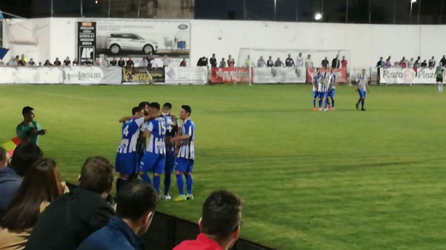 Los jugadores del Aguilas celebrando un gol (foto: Jaime Zaragoza)
