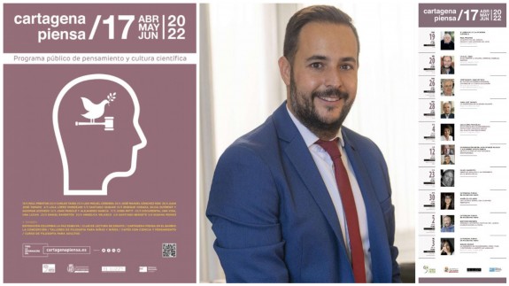 David Martínez Noguera, concejal de Cultura, y cartel y programa del segundo trimestre de 2022 de Cartagena Piensa