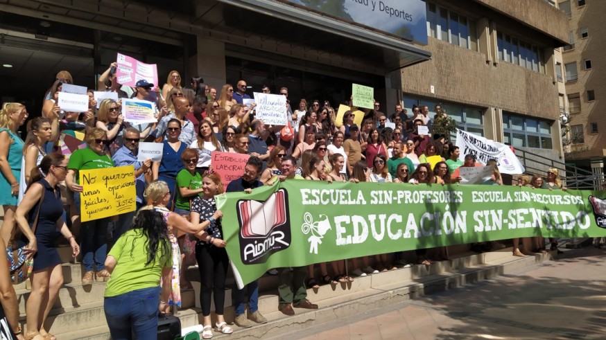 Protesta de opositores frente a la consejería de Educación