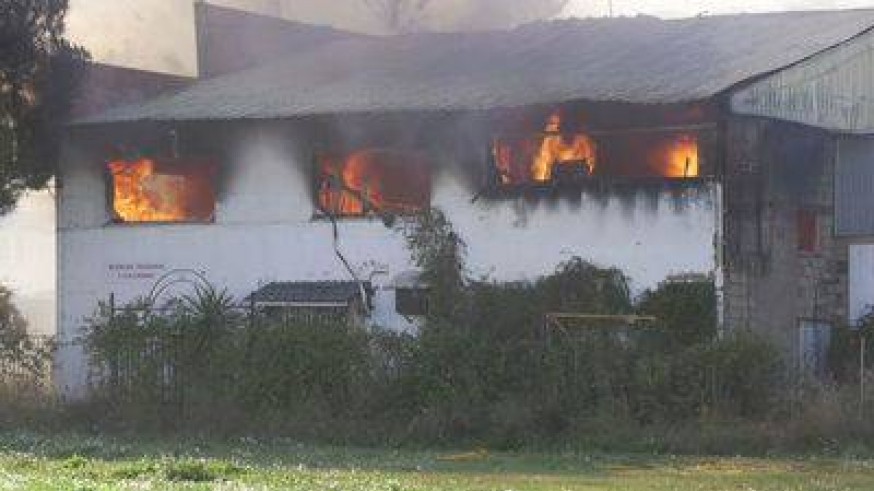 Arde por completo una nave abandonada en Yecla