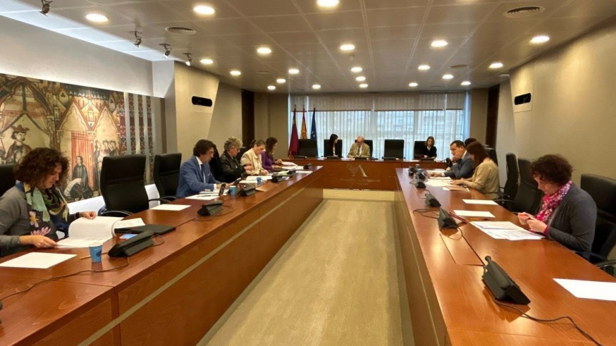 La Asamblea Regional obliga al Gobierno regional a publicar las listas de espera de sanidad cada mes