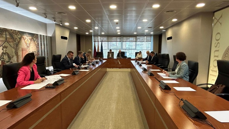 La oposición introduce enmiendas técnicas a la nueva ley de simplificación administrativa antes de su votación final
