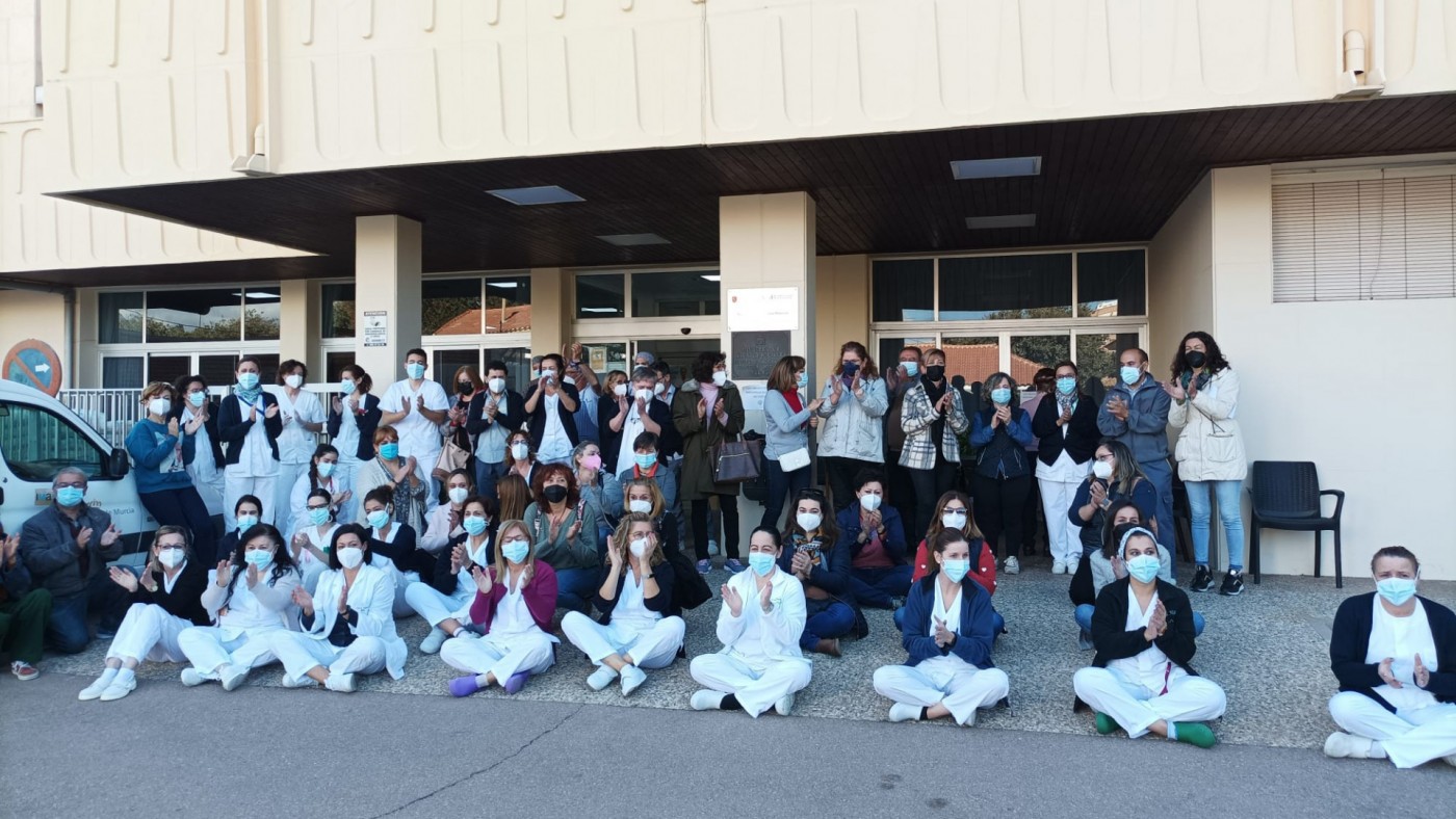 Trabajadores concentrados en defensa de sus compañeros en el centro 'Domingo Sastre' de Lorca