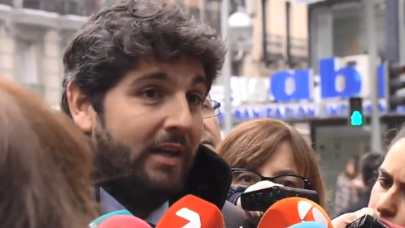 López Miras atiende a los medios a la entrada al Comité del PP