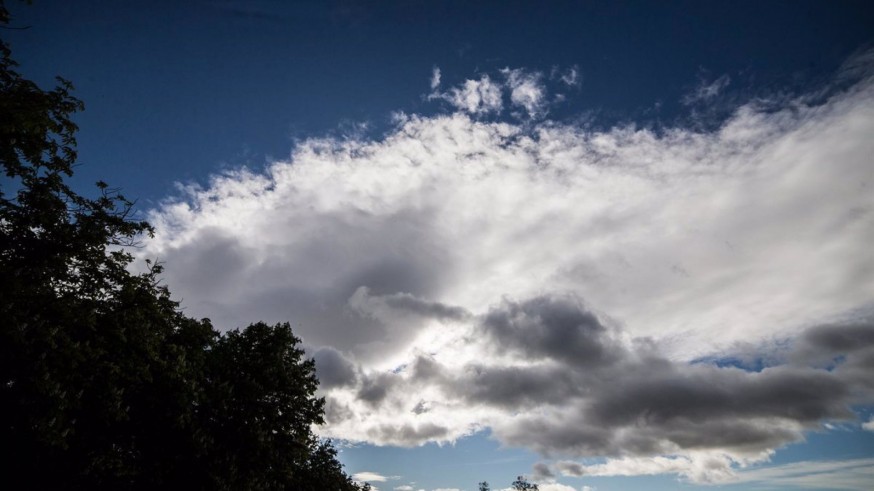 Imagen de archivo de cielos nubosos