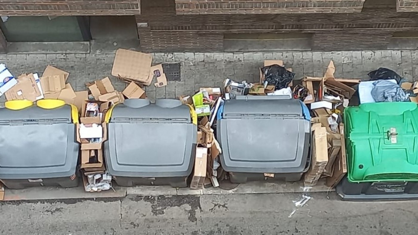 Vecinos del centro de Murcia se quejan por la acumulación de basuras