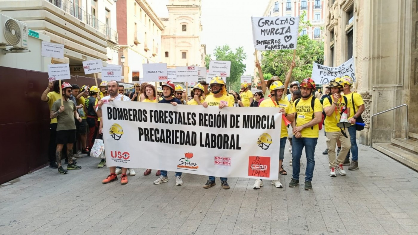 Los bomberos forestales endurecen sus protestas y advierten de que el incendio de Los Garres pudo acabar en tragedia