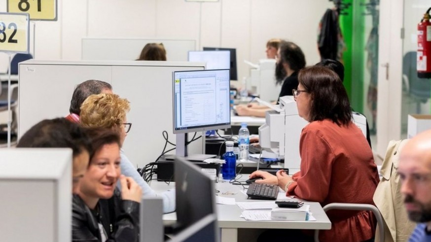 El Gobierno asegura a los sindicatos que subirá un 4,5 % el sueldo a los funcionarios en 2027