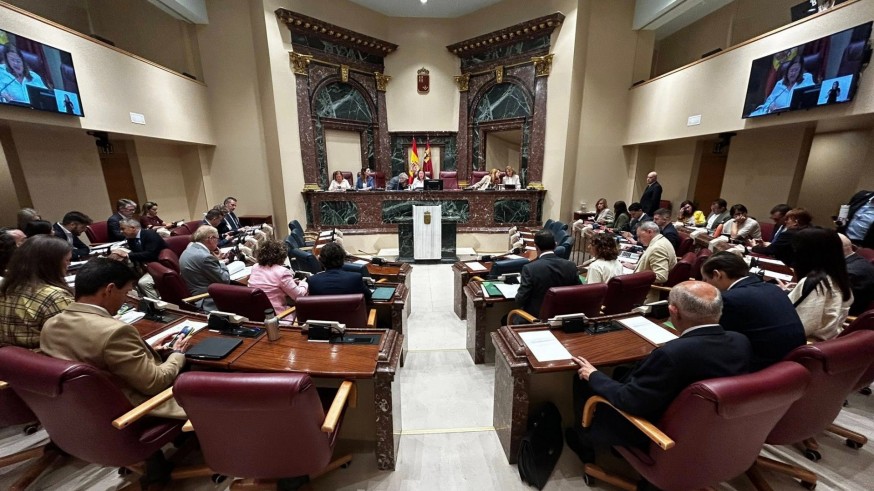 La Asamblea pide más agentes contra el narcotráfico y la apertura inmediata de la UCI de Caravaca