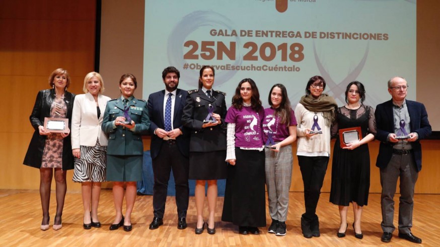Los premiados con el '25 de noviembre' junto a López Miras