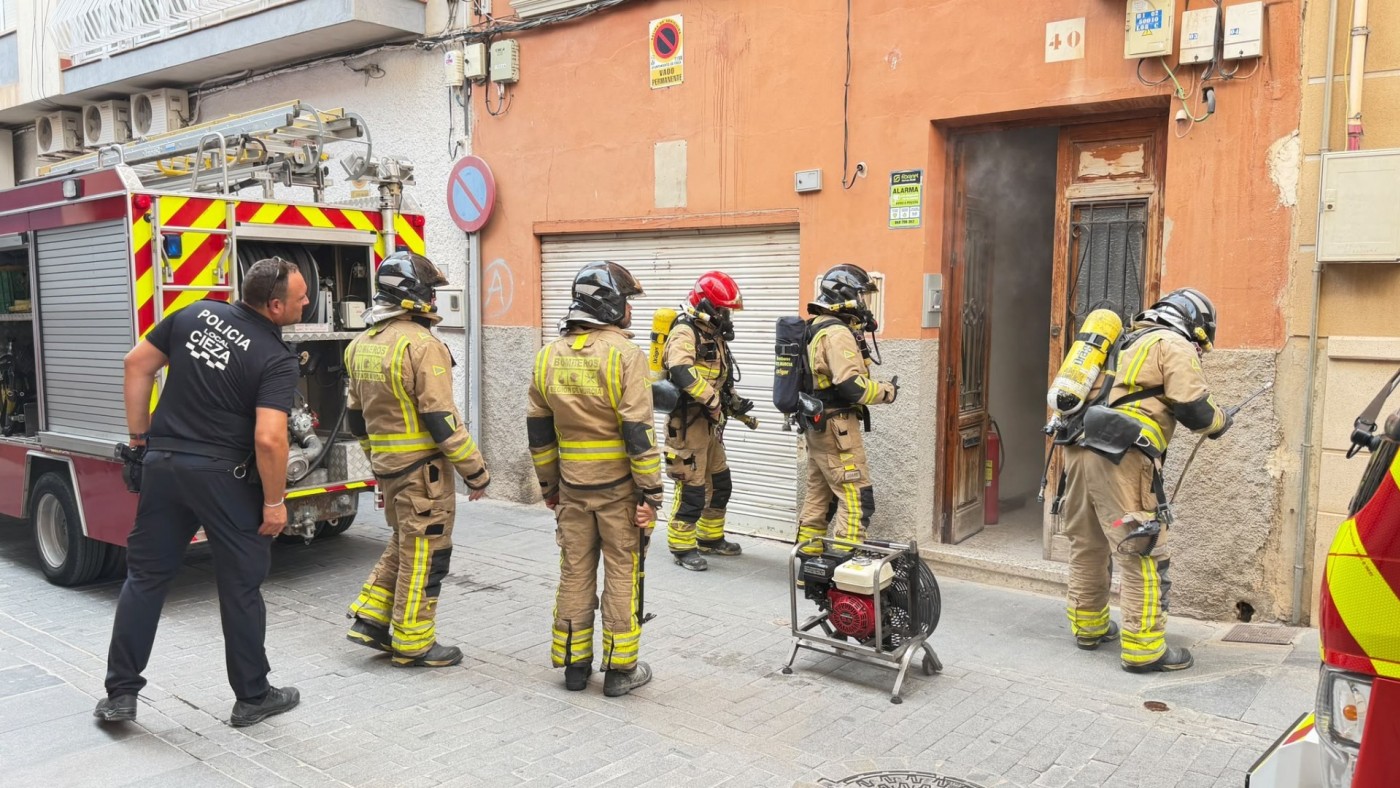 Un incendio obliga a evacuar a 8 personas de un edificio en Cieza