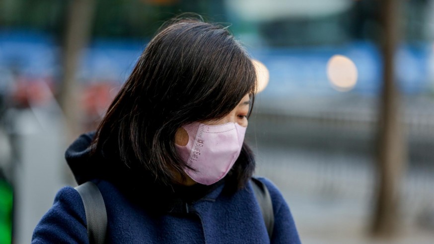 Una mujer asiática con mascarilla en Madrid