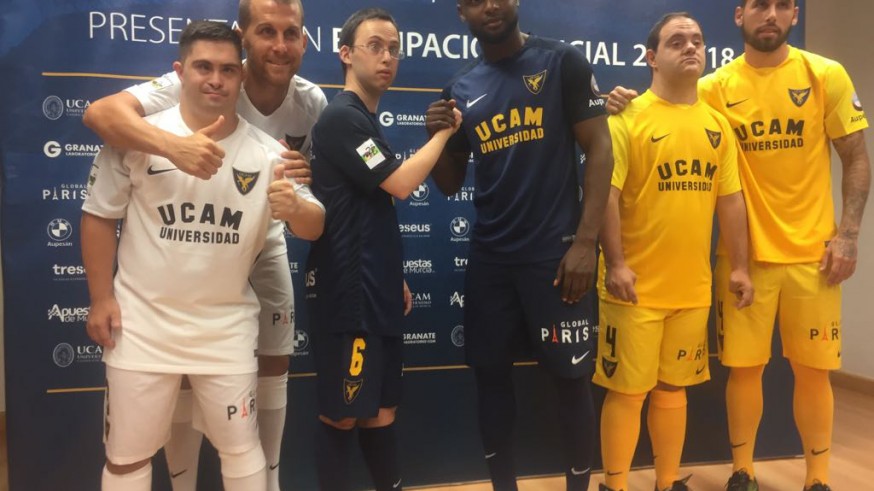 Góngora junto a Kitoko y Dani Pérez en la presentación de las camisetas del UCAM Murcia CF (foto: ORM)