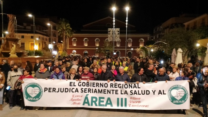 Denuncian la reducción de servicios sanitarios y el aumento de listas de espera en Lorca durante el verano