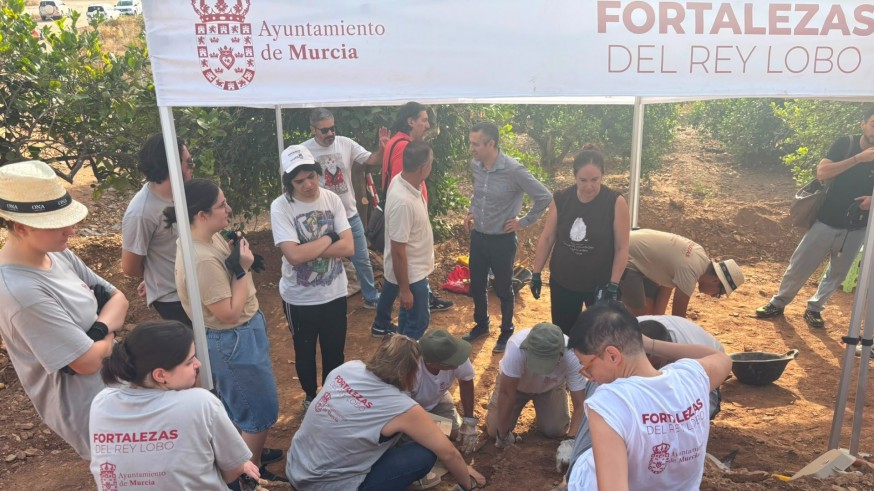 Descubren un muro de 55 metros y restos humanos en la excavación del Castillejo de Monteagudo