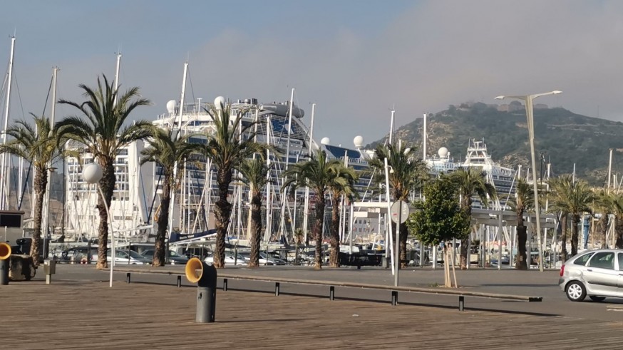 Un crucero en Cartagena localiza 5 cadáveres que podrían ser de los 13 desaparecidos de una patera salida de Argelia