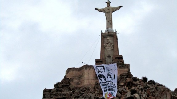 El Partido Marxista-Leninista cuelga una pancarta gigante en el Cristo de Monteagudo