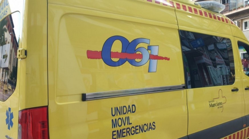 Servicios de emergencias intervienen en un incendio en Playa Honda, Cartagena
