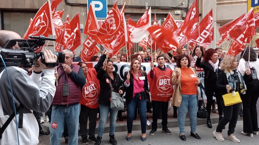 Manifestación de los trabajadores de limpieza de edificios y locales a las puertas de la CROEM
