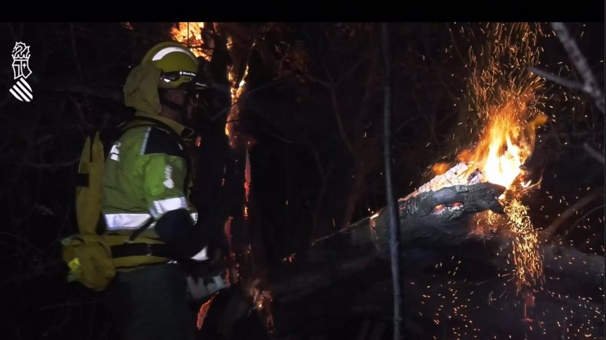 180 personas evacuadas y 800 hectáreas arrasadas por un incendio forestan en Alicante que continúa activo