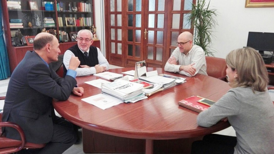Juan Carlos Izpisúa, a la izquierda, junto a José Luis Mendoza, en la reunión celebrada en la UCAM