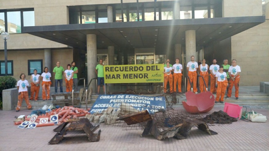 Voluntarios de Greenpeace y Anse depositan en la Consejería de Fomento escombros de Puerto Mayor