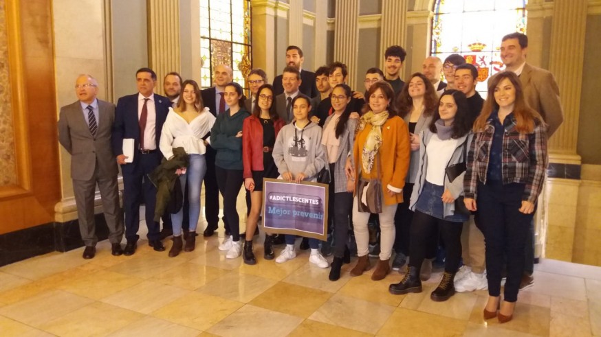 Los promotores de la campaña 'Adictlescentes' en el Ayuntamiento de Murcia