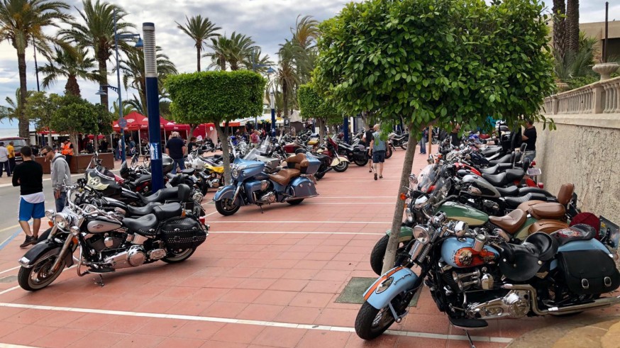Concentración de motos custom en Santiago de la Ribera