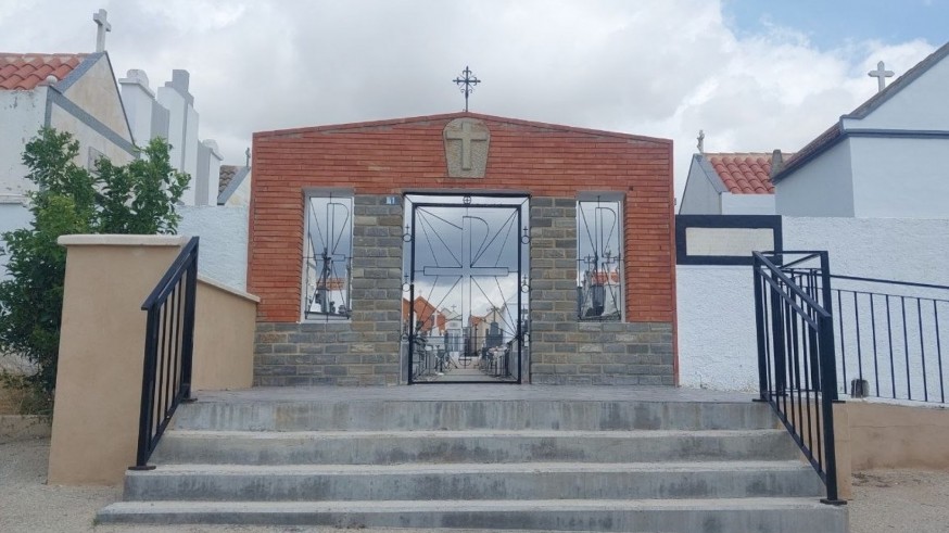 El párroco de Corvera envía avisos de exhumación a familias con deudas pendientes del cementerio
