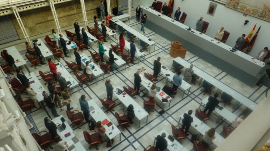 Patio de la Asamblea Regional con los diputados autonómicos. Foto. Asamblea Regional